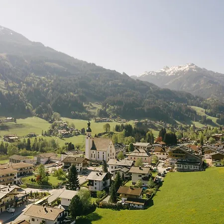 Directly On The Slope Apartment